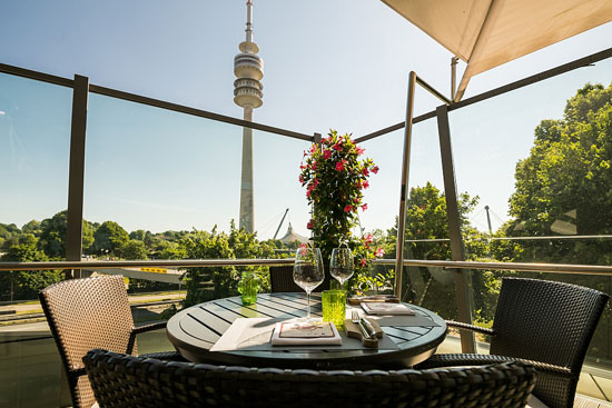 das Restaurant Bavarie stehen den BMW Welt Besuchern ebenfalls wieder mit ihrer Außenterrasse zur Verfügung ©Foto: BMW Welt)
